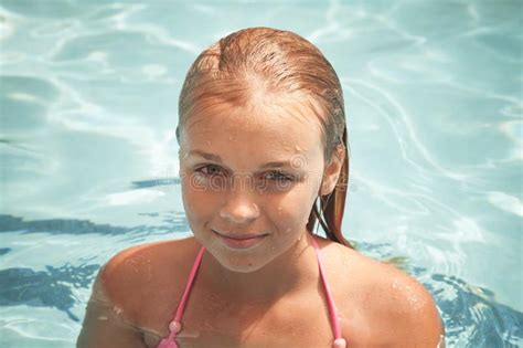 Het Mooie Glimlachende Blonde Meisje Zwemt In Een Pool Stock Foto