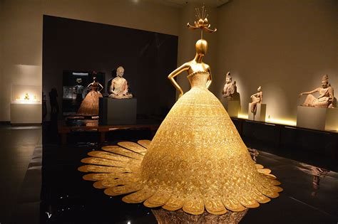 Met Gala Prep A Glimpse Of “china Through The Looking Glass” Go Fug Yourself Go Fug Yourself