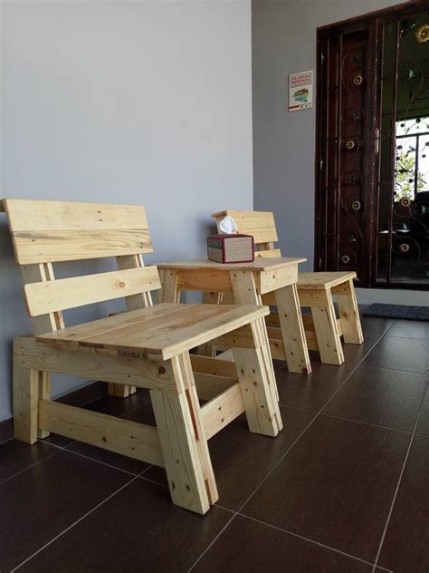 Sendiri buat sendiri guna kayu pallet terpakai ,boleh buat kerusi dan meja atau apa sahaja hanya dengan kreativiti ia nampak. HOMESTAY MELAKA - Kami baru beli satu set kerusi/meja yg ...