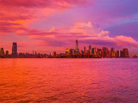 1600x1200 New York City Cloudy Cityscape Sunset 1600x1200 Resolution