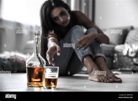 Drunk Woman Floor Banque De Photographies Et Dimages à Haute