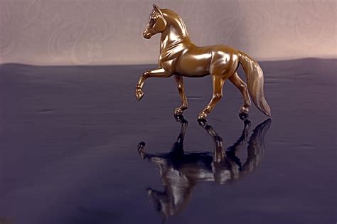 Desktop Wallpapers Horse Gold Color Reflected Toy 1zoom