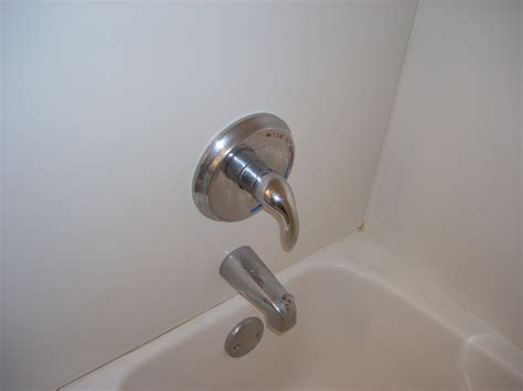 The bathtub faucet handle will have a decorative cover. How To Replace a Single Handle Bathtub Faucet Yourself