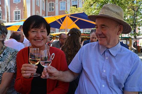 Meersburg Meersburger und Gäste feiern ausgelassen beim Weinfest