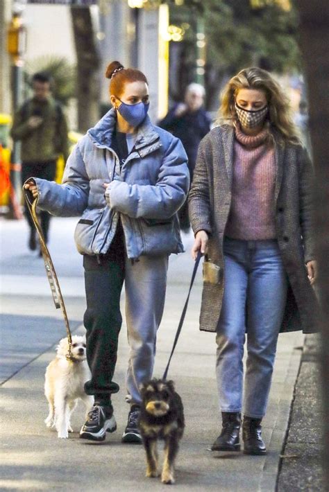 Lili Reinhart E Madelaine Petsch Vistas Ontem Caminhando Pelas Ruas De