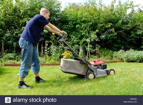 Lawn Mowing Teenager Stock Photos & Lawn Mowing Teenager Stock Images - Alamy