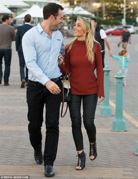 Sam Frost And Sasha Mielczarek Put On An Affectionate Display In Bondi Beach Daily Mail Online