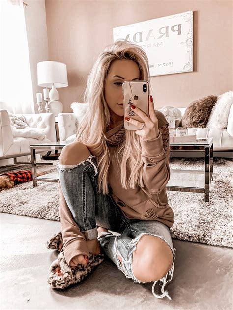 instagram hayleylarue blondie in the city mirror selfie home decor living room deco