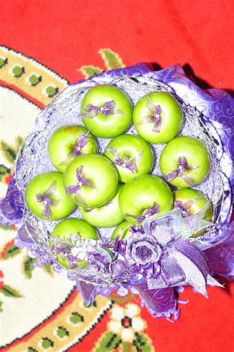 Hari ini saya makan buah tembikai segar guys, rasanya sangat manis dan enak, ayuk saling hari ini saya sarapan buah pepaya bersama tembikai susu guys, kalau kalian sarapannya apa today i ate. jueNAHAR'S COLLECTIONS: Gubahan Hantaran Buah-buahan