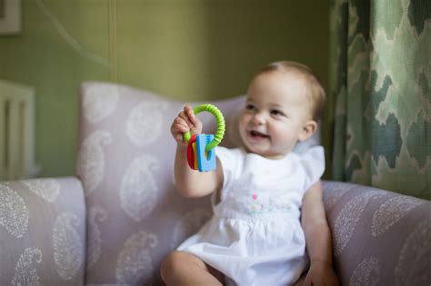 Perkembangan fisik bayi 1 tahun. Pentingnya Mainan Bagi Bayi Usia 1 Tahun | Dr. Brown's ...