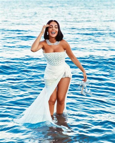georgina rodríguez se mete en el mar con un vestido de novia con escotazo y apertura que