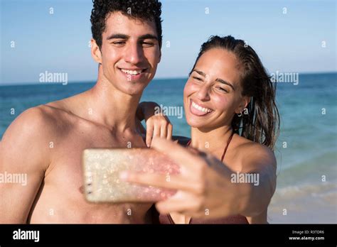 Pareja tomando fotos en la playa fotografías e imágenes de alta resolución Alamy