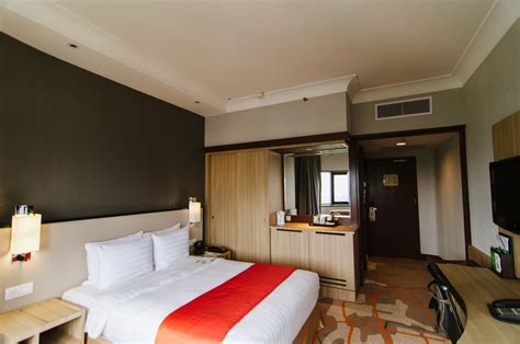 Designed with savvy travellers in mind, our 512 contemporary rooms and suites that range from 30 sqm to 52 sqm in size are furnished with essentials that will make you feel right at home. Hotel Review: Holiday Inn Singapore Atrium (Deluxe Room ...