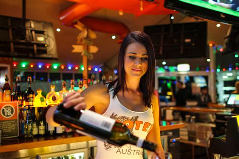 This Waitress From Hooters Reveals What Its Really Like To Work There
