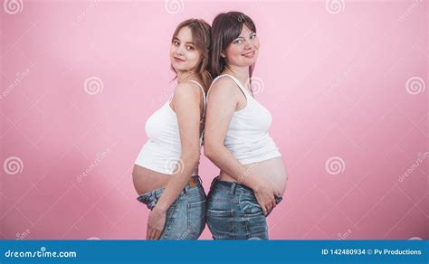 concepto de maternidad dos mujeres embarazadas con una panza abierta foto de archivo imagen