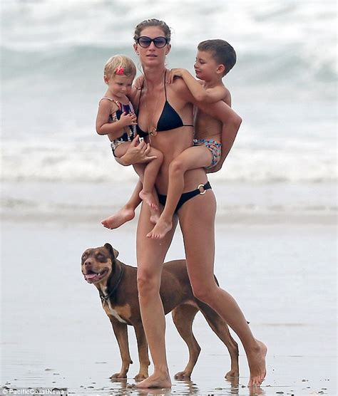 Gisele Bundchen Carries Daughter And Son On The Beach In Costa Rica Daily Mail Online