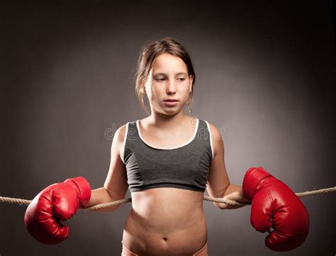 Boxeador De La Chica Joven Foto De Archivo Imagen De Cara 33089980