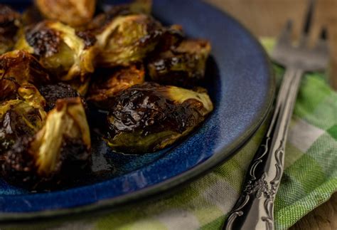 Knuspriger Rosenkohl aus dem Ofen mit Balsamico- Honig -Glasur