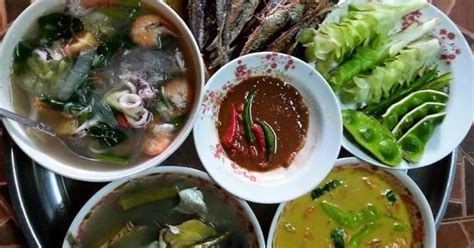 Kompleks kampung turis di blok pamugaran, kawasan wisata pantai pangandaran, jawa barat semakin semarak sejak diresmikan setahun lalu. Boleh Makan Tak Hidangan Masakan Orang Pantai Timur?