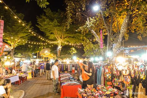 Noite Em Chiang Mai Visitando O Night Bazaar Um Viajante