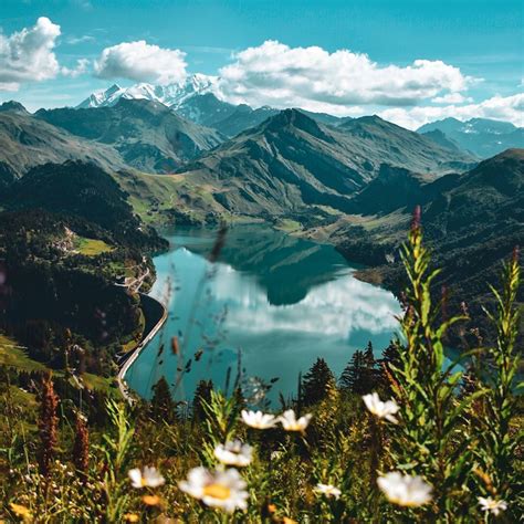 Lac De Roselend En Savoie Avec Le Sommet De Son Barrage à Gauche Dans