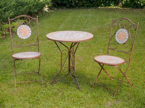 Lass einen alten tisch mit einer gefliesten oberfläche zu neuem glanz erstrahlen. Garnitur Gartentisch 2 Stühle Eisen Fliesen Mosaik Garten ...