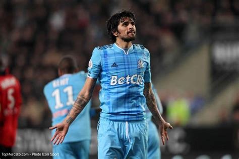 He has been married to andreia marques since july 9, 2014. Lucho de retour à Porto, Varela en prêt à l'OM