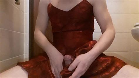 sissy en robe rouge xhamster