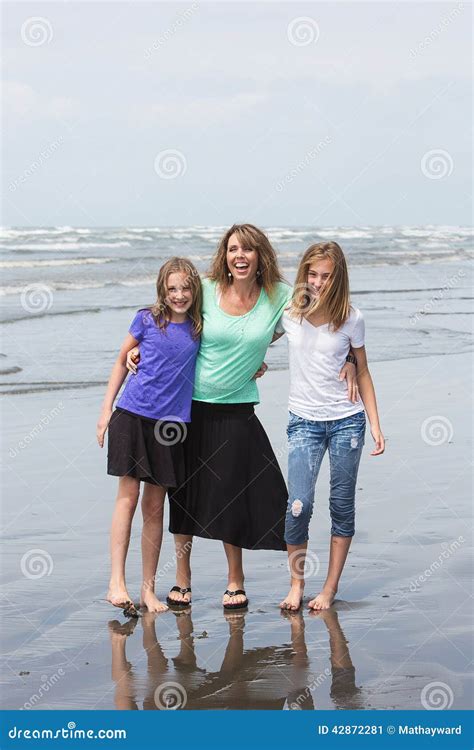 Madre E Hijas En La Playa Imagen De Archivo Imagen De Descalzo 42872281