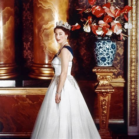 A Young Queen Elizabeth See Rare Photos Of The Monarch During The