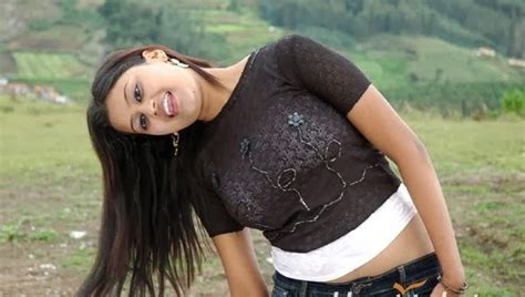 Ansiba Hassan Hot Navel Pics Mallu Malayalam Actress Saree Below