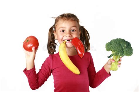 Glückliches Kind, Das Gesundes Nahrungsmittelgemüse Isst Stockbild ...