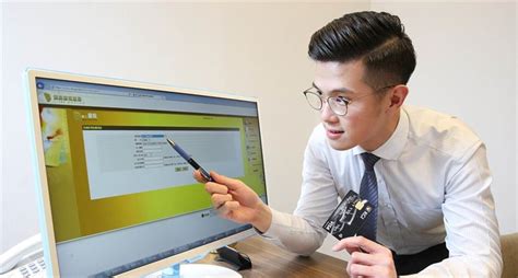 首次繳稅不知道如何交稅？ 想知道有什麼交稅優惠及稅貸選擇？ moneysmart 為你整合交稅及稅貸全攻略，讓你一文看清所有交稅和稅務貸款資訊。 你可以連同繳款單、繳稅通知書或繳稅通知書下方的付款回條，以及劃綫支票寄回稅局。 便利店. 報稅者注意!期限全面延長至6/30 - 翻爆 - 翻報