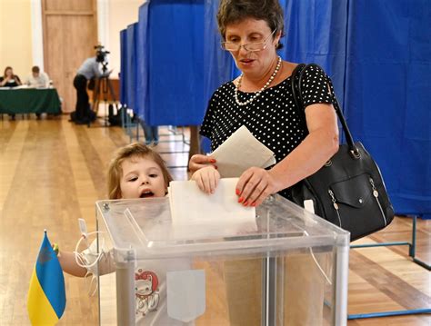 Ukraine Election Zelenskys Servant Of The People Poised For Big Win
