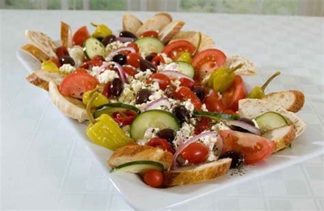 Ecco ben 5 idee per l'aperitivo, antipasto , per la cena o buffet sono perfetti da portare in. Greek Antipasto Platter Recipe | Mezzetta