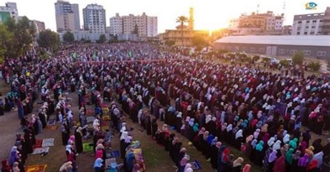 صور مواطنو غزة يؤدون صلاة عيد الأضحى في العراء وسط دعوات لإنهاء