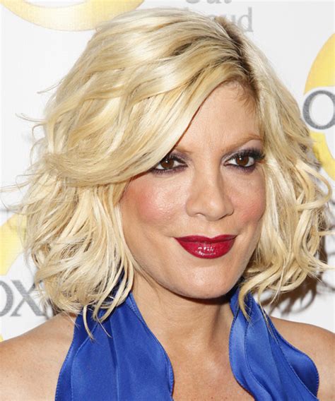 Tori Spelling Medium Wavy Casual Bob Hairstyle Light Blonde Golden Hair Color