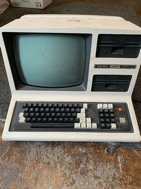 Radio Shack Trs 80 Model 4 Microcomputer Computer System 26 1069 As Is