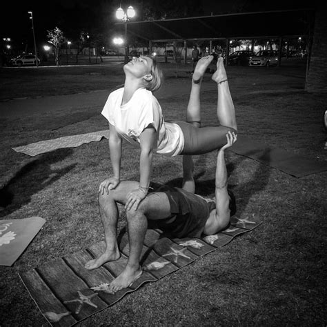 Yoga Challenge Partner Easy Yoga Couple Challengepartner Acro Yoga