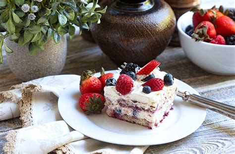 They a little crisp to bite in and soft and airy inside. Berry tiramisu - Kitchen Recipes