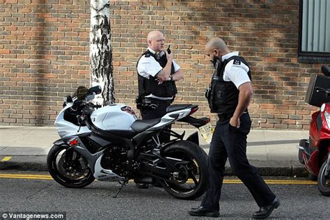 Police Spotted Chasing Motorbike Thieves Through London Daily Mail Online