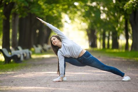 Mujer Con Las Piernas Abiertas Foto Gratis