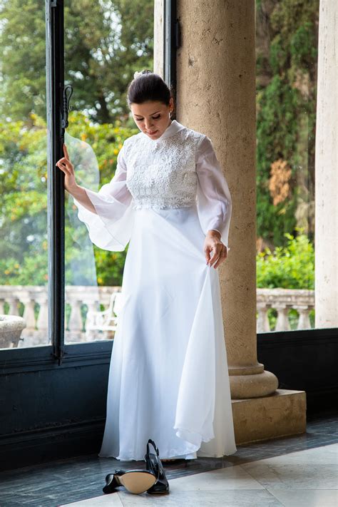 Raffinato, elegante e romantico, l'abito da sposa in pizzo è spesso associato allo stile. Abito da sposa vintage anni '60 - '70 bianco con inserti floreali - Ricottine Vintage Shop