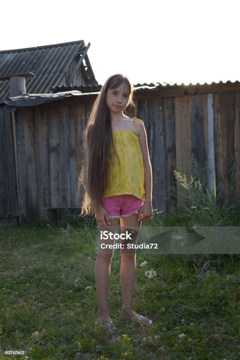 Photo Libre De Droit De Adolescente Avec Les Cheveux Longs Dans Yard De