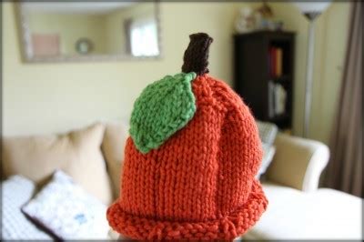 Whip up halloween beanies for your little cuties with this pumpkin hat knitting free pattern! Round-Up of Knitted Pumpkin Hats - MomAdvice