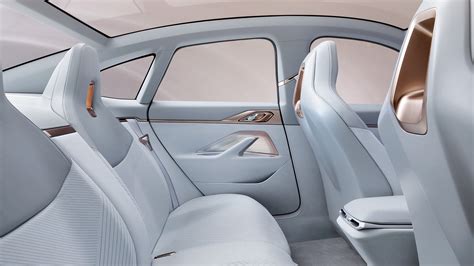 Die sehr schlanke und flache instrumententafel prägt das moderne erscheinungsbild im innenraum des bmw i4. BMW Concept i4