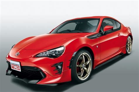 With attitude to match its extraordinary ability, the gt86's striking aerodynamic exterior design includes new led headlamps and a signature front grille. Toyota GT86 facelift nu al aanpasbaar met TRD-gerief ...