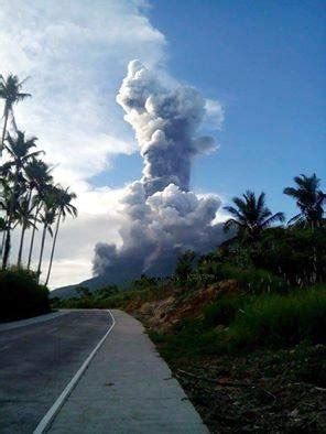The philippine daily inquirer posted this photo of the mount bulusan eruption to posterous. Bulusan Volcano Eruption this Afternoon - No direct Danger