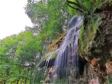 Der uracher wasserfall liegt 50 km südlich von stuttgart bei bad urach und stürzt dort am rande der schwäbischen alb auf ganz. Uracher Wasserfall - Auf dem Wasserfallsteig in Bad Urach ...