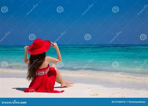 Gelukkige Vrouw Die Strand Van Ontspannen Genieten Blij Op Wit Zand In Samenvatting Stock Foto